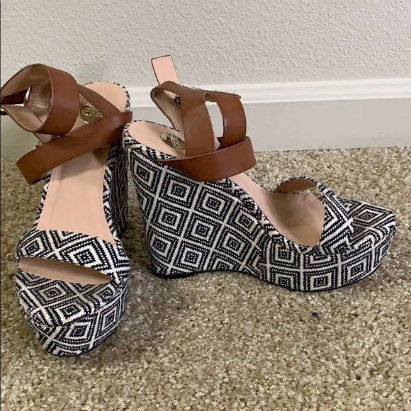 Exé Printed Wedges - Picture 1 of 4